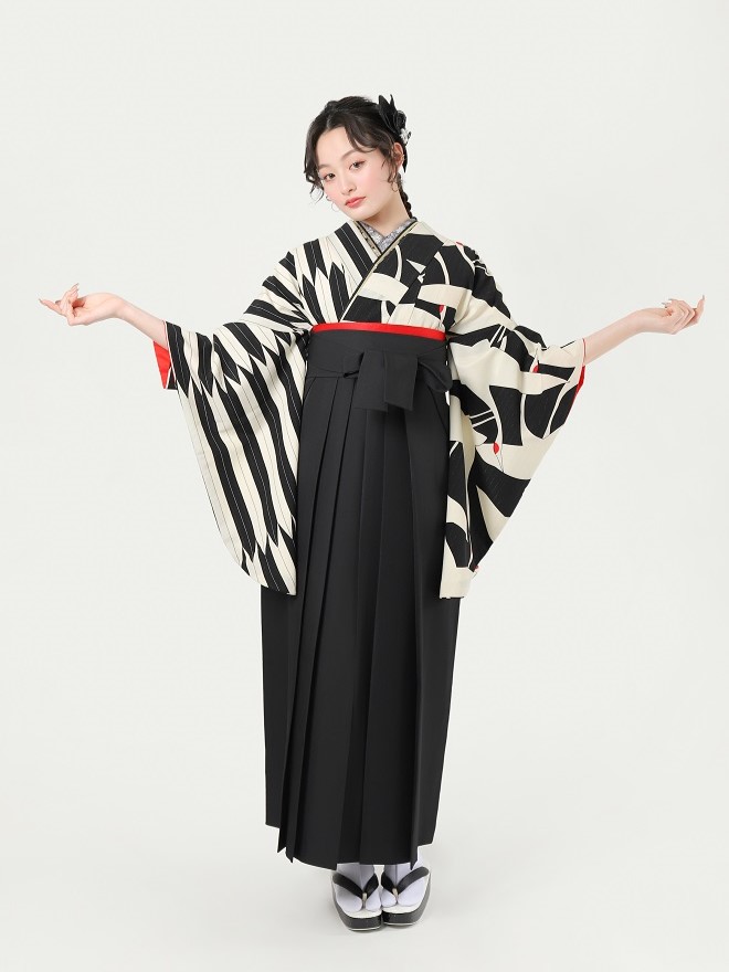 ハカマルシェの袴レンタル一式セット。きものは黒色の鶴×矢羽根柄。袴は黒色。