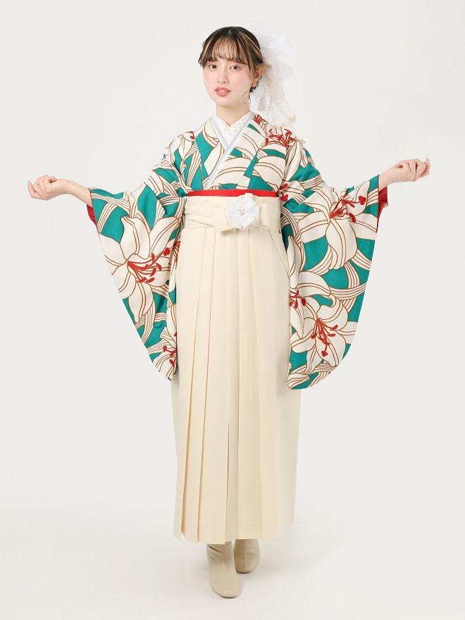ハカマルシェの袴レンタル一式セット。きものは緑色の百合柄。袴はオフ色。