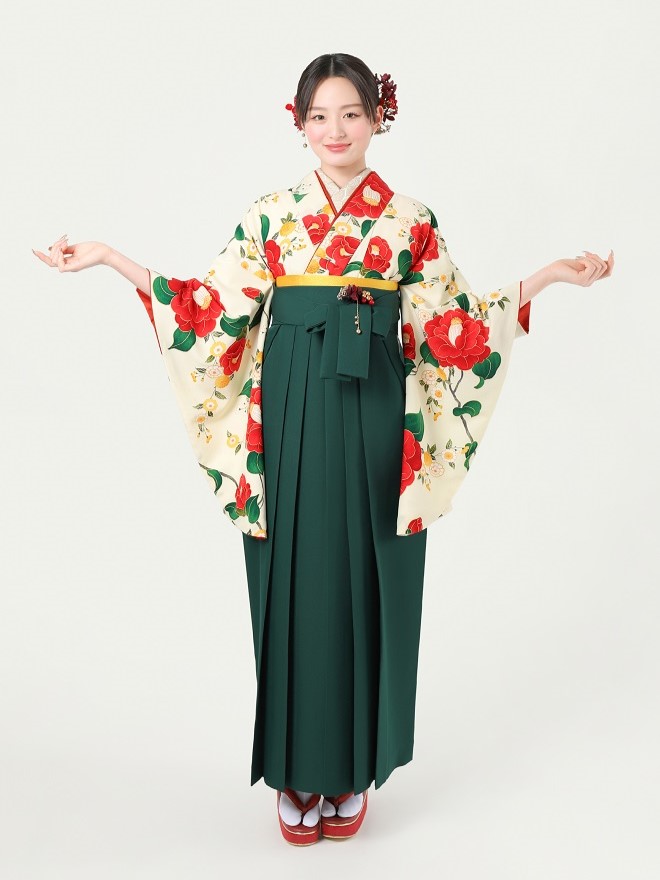 ハカマルシェの袴レンタル一式セット。きものはオフ色の乙女椿柄。袴は緑色。