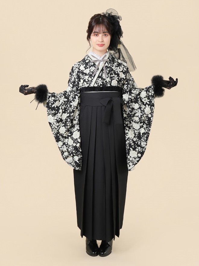 ハカマルシェの袴レンタル一式セット。きものは黒色のプチフルール柄。袴は黒色。