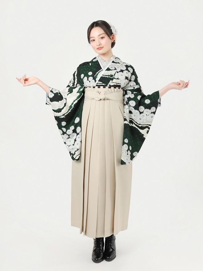 ハカマルシェの袴レンタル一式セット。きものは緑色の小菊柄。袴はベージュ色。